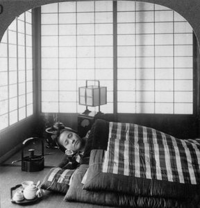 Une geisha dormant dans une maison de thé, Hikone, Japon, 1904