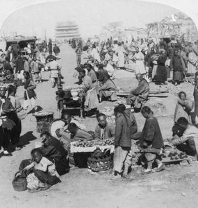 Un marché dans la ville tartare du nord, en direction de la tour du tambour, Pékin, Chine, 1901 - Underwood and Underwood