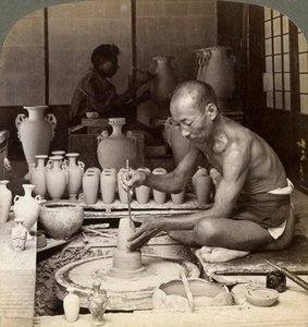 Un potier et son tour, façonnant un vase en porcelaine d