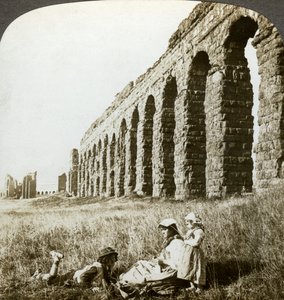 Aqueduc de Claude et la Campagne, Rome, Italie - Underwood and Underwood