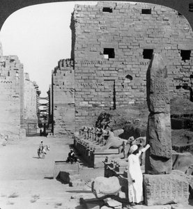 Avenue des images sacrées après excavation, Karnak, Thèbes, Égypte, vers 1900 - Underwood and Underwood