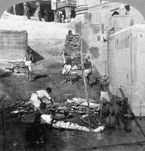 Baignade et crémation des morts hindous, Bénarès Varanasi, Inde 1903 - Underwood and Underwood