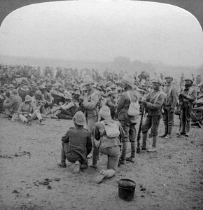 Prisonniers boers se reposant sur la route de Paardeberg à la rivière Modder, Afrique du Sud, 1900-1902 - Underwood and Underwood