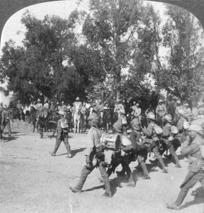 Commandants britanniques passant en revue les troupes entrant à Kroonstadt, Afrique du Sud, Guerre des Boers - Underwood and Underwood