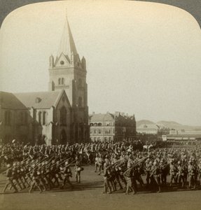 Soldats britanniques passés en revue par Lord Roberts, Place publique, Pretoria, Afrique du Sud, Guerre des Boers, 1900 - Underwood and Underwood