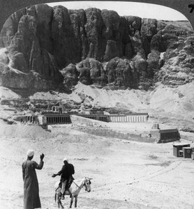 Enfoui depuis des siècles - terrasses colonnades du temple à Der-el-Bahri, Thèbes, Égypte - Underwood and Underwood