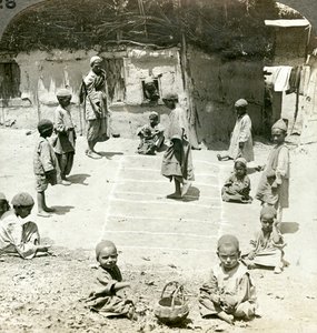 Enfants jouant à la marelle, Cachemire, Inde, c1900s - Underwood and Underwood
