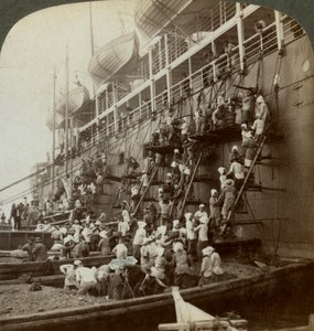 Chargement de charbon du SS Siberia du Pacifique, à la station navale fortifiée de Nagasaki, Japon, 1904 - Underwood and Underwood