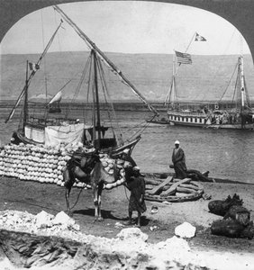 Dahabiyehs sur le fleuve prêts pour un voyage sur le Nil, Égypte, 1905 - Underwood and Underwood