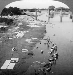 Dhobis lavant des vêtements dans la rivière Goomti, près de Lucknow, Inde, années 1900