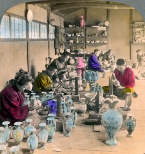 Décoration de la porcelaine Awata dans les célèbres ateliers Kinkosan, Kyoto, Japon, 1904 - Underwood and Underwood