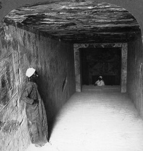 Galerie descendante dans la tombe de Sethos I, Thèbes, Égypte, 1905 - Underwood and Underwood