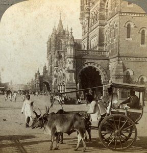 Ekka, devant la gare Victoria, Bombay, Inde, vers 1900 - Underwood and Underwood