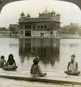Fakirs à Amritsar, regardant vers le sud à travers le réservoir sacré vers le Temple d