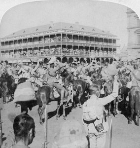 Le maréchal Lord Roberts et son état-major acclamant la reine, Pretoria, Afrique du Sud, 5 juin 1900 - Underwood and Underwood