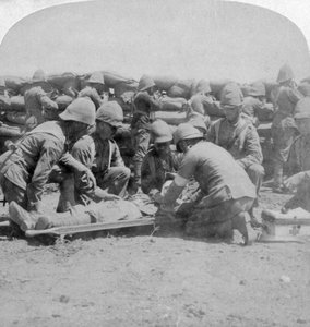 Premiers secours à un fusilier blessé, bataille de Honey Nest Kloof, guerre des Boers, Afrique du Sud, février 1900 - Underwood and Underwood