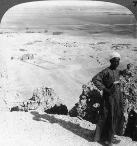 Des hautes falaises de Der-el-Bahri à travers la plaine jusqu