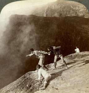 Regardant à travers les vapeurs sulfureuses dans les profondeurs du cratère, Aso-San, Japon, 1904 - Underwood and Underwood
