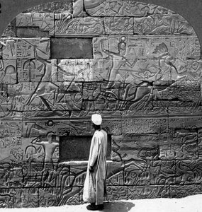 Grands reliefs de guerre sculptés dans le mur du temple de Karnak, Thèbes, Égypte, 1905 - Underwood and Underwood