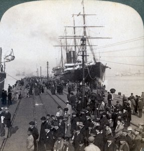 Accueil des nouveaux arrivants sur le quai à côté du Pacific Mail SS China, à Yokohama, Japon, 1904 - Underwood and Underwood