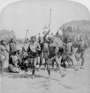 Sports héroïques du Kraal, une danse de guerre zouloue, Zululand, Afrique du Sud, 1901 - Underwood and Underwood