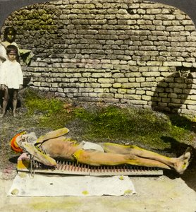 Dévot hindou sur un lit de clous près du sanctuaire de Kali, Calcutta, Inde, début du XXe siècle
