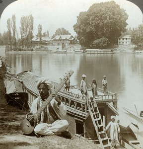 Fête sur une péniche, rivière Jhelum, Cachemire, Inde, vers 1900 - Underwood and Underwood