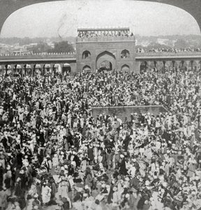Dans la cour de la mosquée Jumma, Delhi, Inde, 1903 - Underwood and Underwood