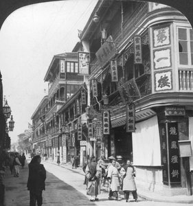 Dans la rue des maisons de thé, Shanghai, Chine, 1901 - Underwood and Underwood
