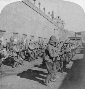 Inspection du régiment de Cheshire dans le fort de Johannesburg, Guerre des Boers, Afrique du Sud, 1901 - Underwood and Underwood