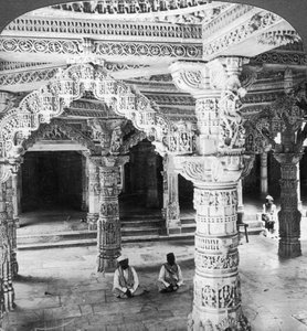 Intérieur du temple de Vimala Sah, Mont Abu, Inde, 1903 - Underwood and Underwood