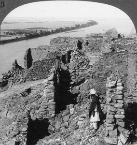 Kasr Qasr Ibrim et vue sur le Nil en Nubie, Égypte, 1905 - Underwood and Underwood