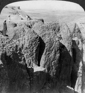 Vue sur le Nil depuis les falaises occidentales de Thèbes, Égypte, 1905 - Underwood and Underwood