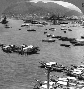 Vue vers le nord sur les navires dans le port de Nagasaki, Japon - Underwood and Underwood