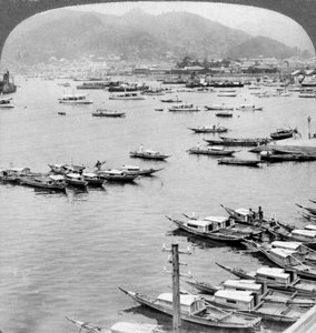 Vue vers le nord sur les navires dans le port de Nagasaki, Japon, 1904 - Underwood and Underwood