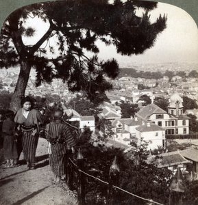 Vue vers le sud-est depuis les hauteurs couronnées de pins de Suwa-yama sur Kobe, Japon, 1904 - Underwood and Underwood
