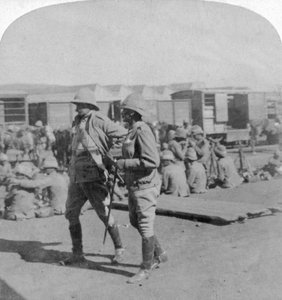 Lord Kitchener et le général Pole-Carew à la gare de Pretoria, Afrique du Sud, 5 juin 1901 - Underwood and Underwood