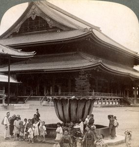 Façade principale du Higashi Hongan-ji, plus grand temple bouddhiste du Japon, Kyoto, 1904 - Underwood and Underwood
