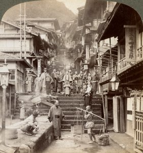 Rue principale montant le flanc escarpé du mont Haruna dans un célèbre village de sources chaudes, Ikao, Japon, 1904 - Underwood and Underwood