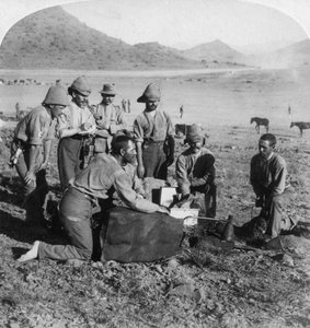 Fabrication de gaz pour un des ballons de guerre à Slingersfontein, Afrique du Sud, guerre des Boers, 1900 - Underwood and Underwood