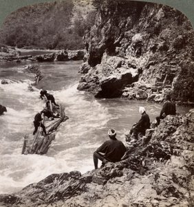 Hommes sur un radeau de bois, descendant les rapides de Hozu sur la rivière Katsura, Kyoto, Japon, 1904 - Underwood and Underwood