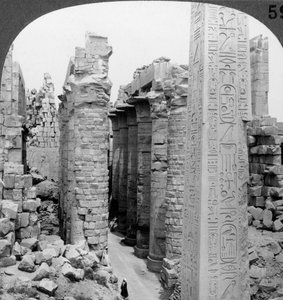 Allée centrale de la grande salle et obélisque de Thoutmosis I, temple de Karnak, Thèbes, Égypte, 1905