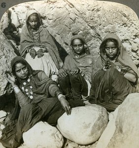 Filles Bhujji indigènes, rivière Sutlej, Himalaya, Inde, vers 1900 - Underwood and Underwood