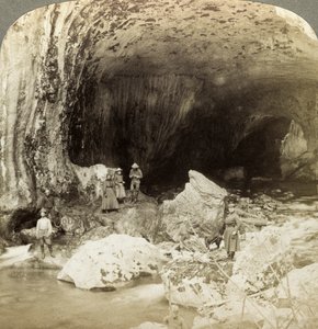 Pont naturel, Warm Spring Creek, Wyoming, USA - Underwood and Underwood