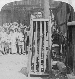 Une des terribles méthodes de punition de mort en Chine, Shanghai, Chine, 1900