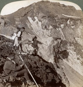 Regardant depuis le bord recouvert de lave dans le cratère du mont Fuji, Japon, 1904 - Underwood and Underwood