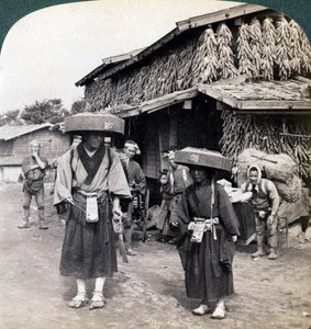 Mendiants pèlerins frappant de petits gongs, près du lac Kawaguchi, Japon - Underwood and Underwood