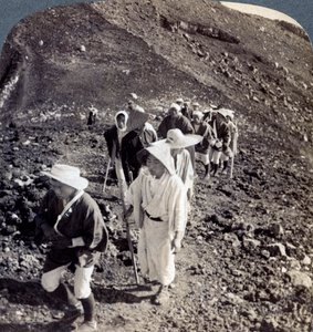 Pèlerins à la fin de leur ascension du mont Fuji Fujiyama, Japon, 1904 - Underwood and Underwood