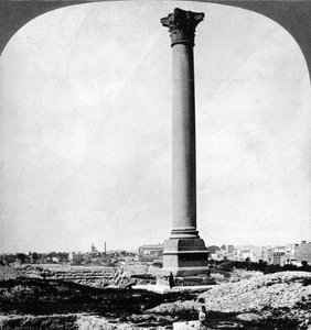 Colonne de Pompée, le repère des marins, et Alexandrie moderne, Égypte, 1905 - Underwood and Underwood