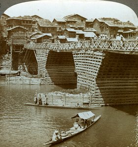 Pont pittoresque et maisons, Ville du Soleil, Cachemire, Inde - Underwood and Underwood